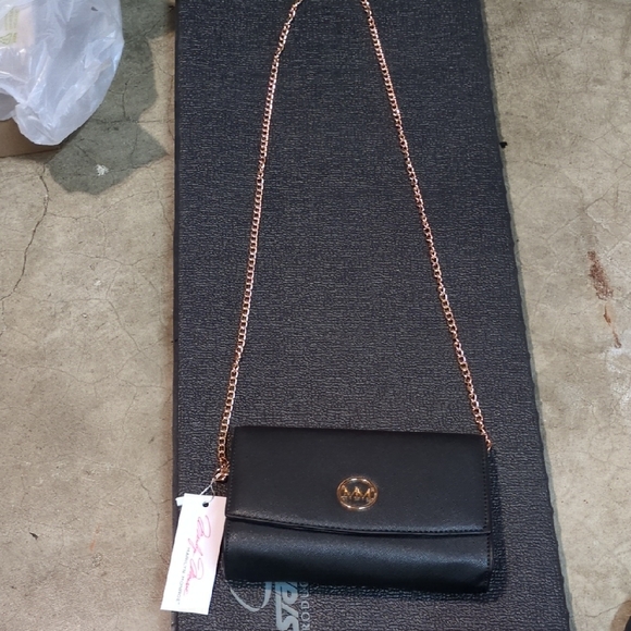 Marilyn Monroe Elegant Black Crossbody with Gold Accents - Picture 1 of 4